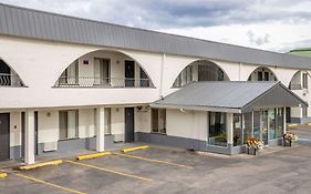 Howard Johnson By Wyndham Downtown Kamloops